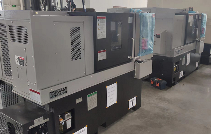 一臺(tái)車床和一臺(tái)車削中心客戶交付現(xiàn)場(chǎng)