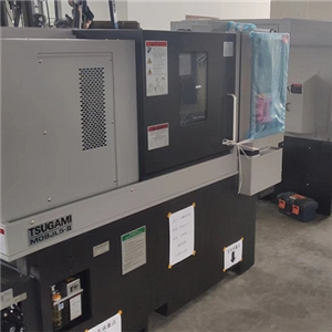 一臺(tái)車(chē)床和一臺(tái)車(chē)削中心客戶(hù)交付現(xiàn)場(chǎng)